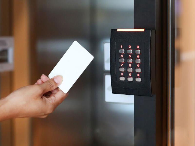 密碼、刷卡門禁的弊端
